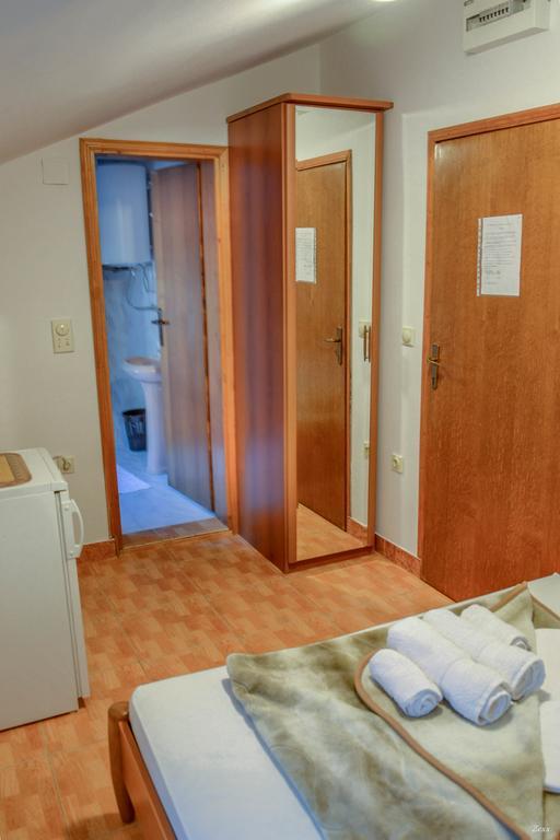 Apartments Drobni Pijesak Petrovac Exteriör bild