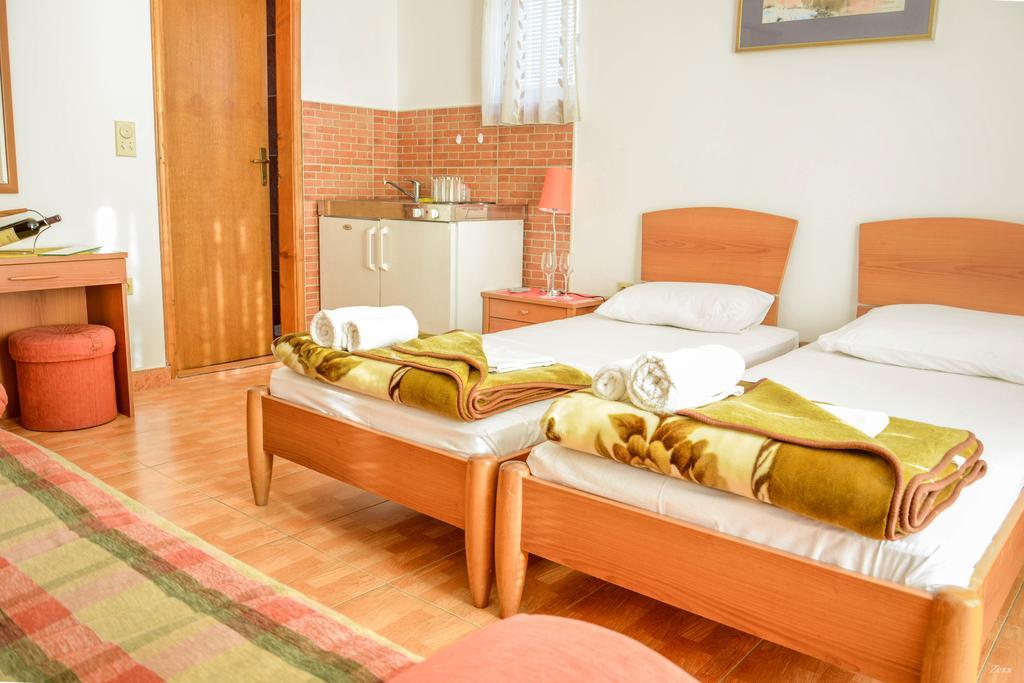 Apartments Drobni Pijesak Petrovac Exteriör bild