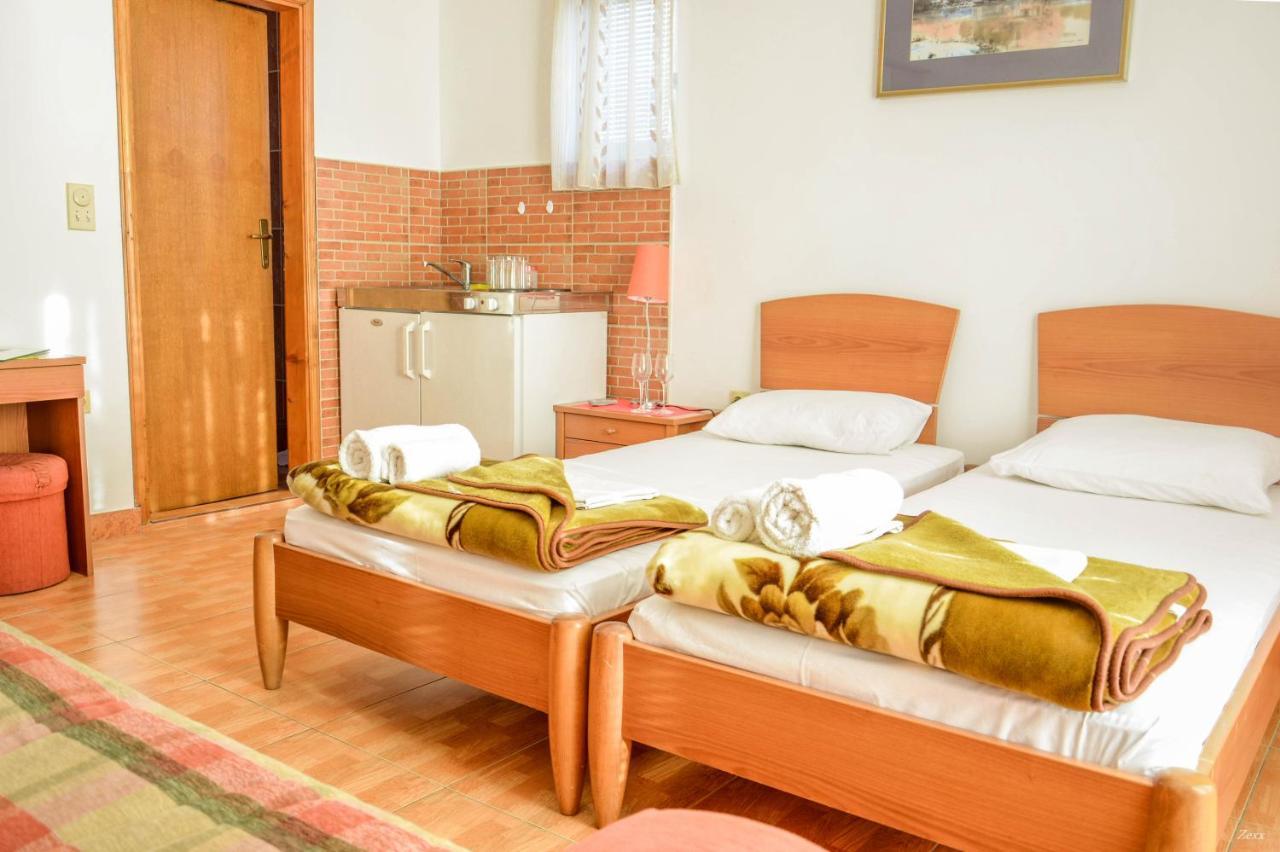 Apartments Drobni Pijesak Petrovac Exteriör bild